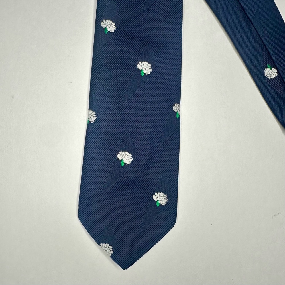 🥂SOLD🥂Vintage Embroidered White Rose Navy Blue Classic 3” Blade Tie - Picture 2 of 7